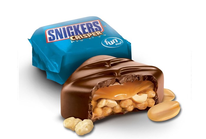 Хрустящие люди с синими волосами раздают батончики: новая рекламная кампания от Snickers