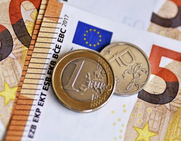 Курс евро обрушился: эксперт оценил выгоды для россиян