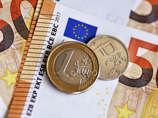 Курс евро обрушился: эксперт оценил выгоды для россиян