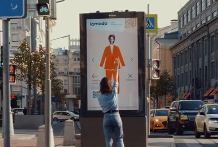Lamoda разместила виртуальные примерочные на улицах Москвы