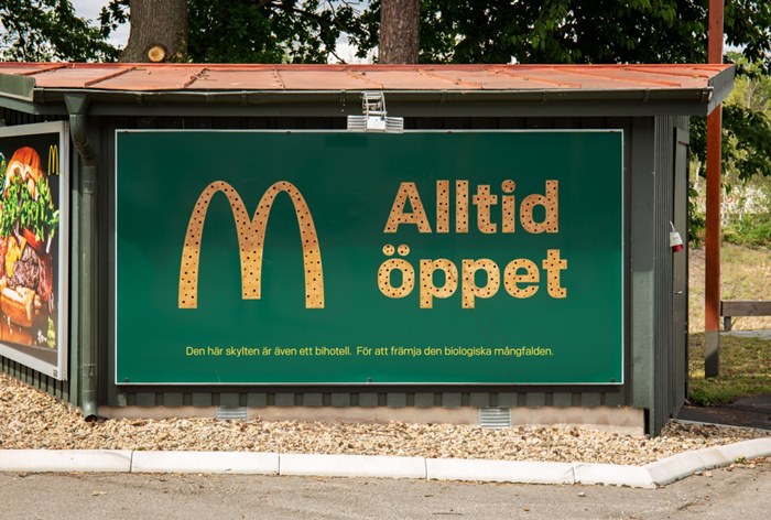 В билборде McDonald’s разместили отель для пчел