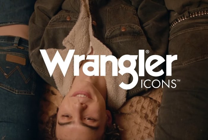 В новой рекламе Wrangler портье превращается в икону стиля