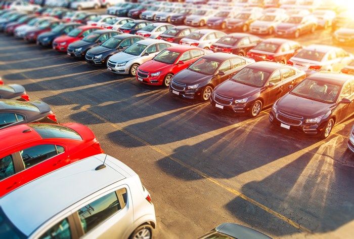 Падение продаж автомобилей в июне сократилось до 15%
