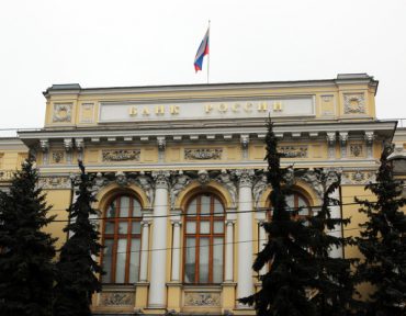 ЦБ попросил банки не снимать родительские долги с детских денег