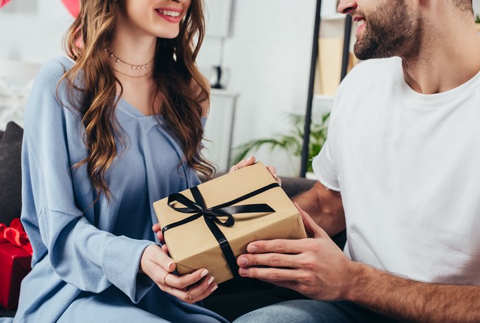 Как мужчины и женщины покупают подарки на гендерные праздники — исследование