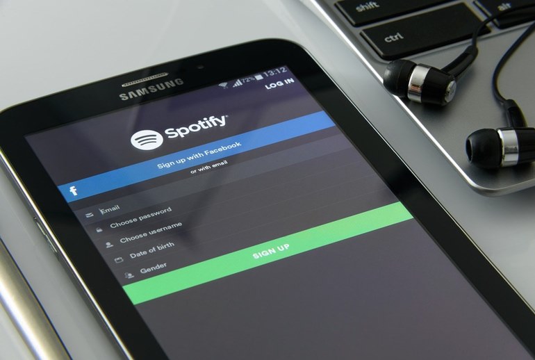 Глобальная выручка Spotify от рекламы упала почти на четверть за квартал