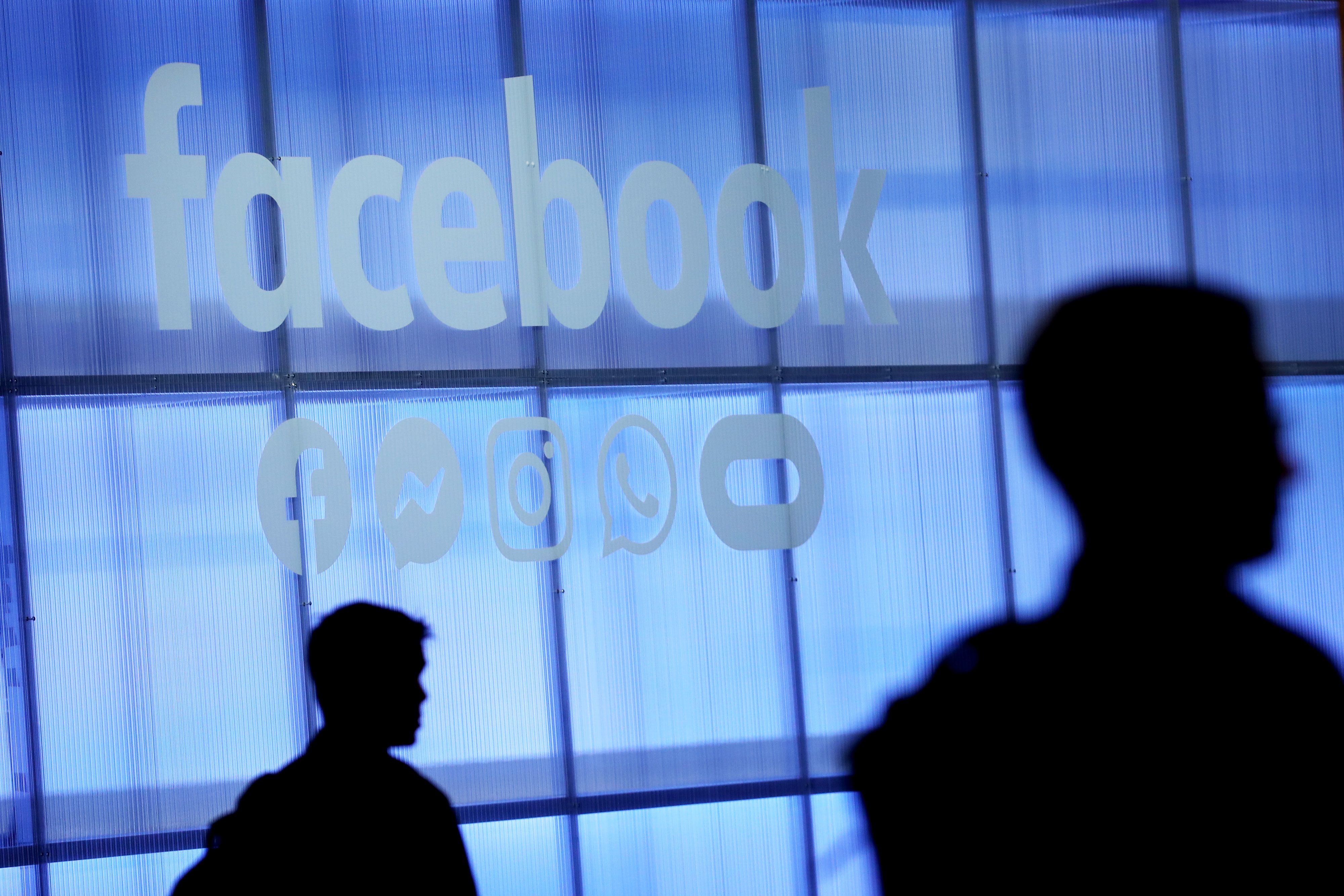 Facebook is hiring journalists to curate its news tab