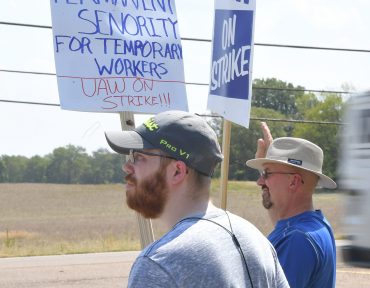 Automaker gets Tennessee court order against UAW picketers
