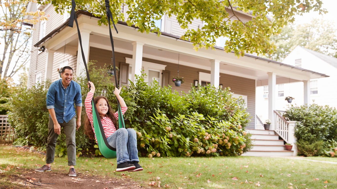 Hawaii, New York home to cities where people live in same home longest
