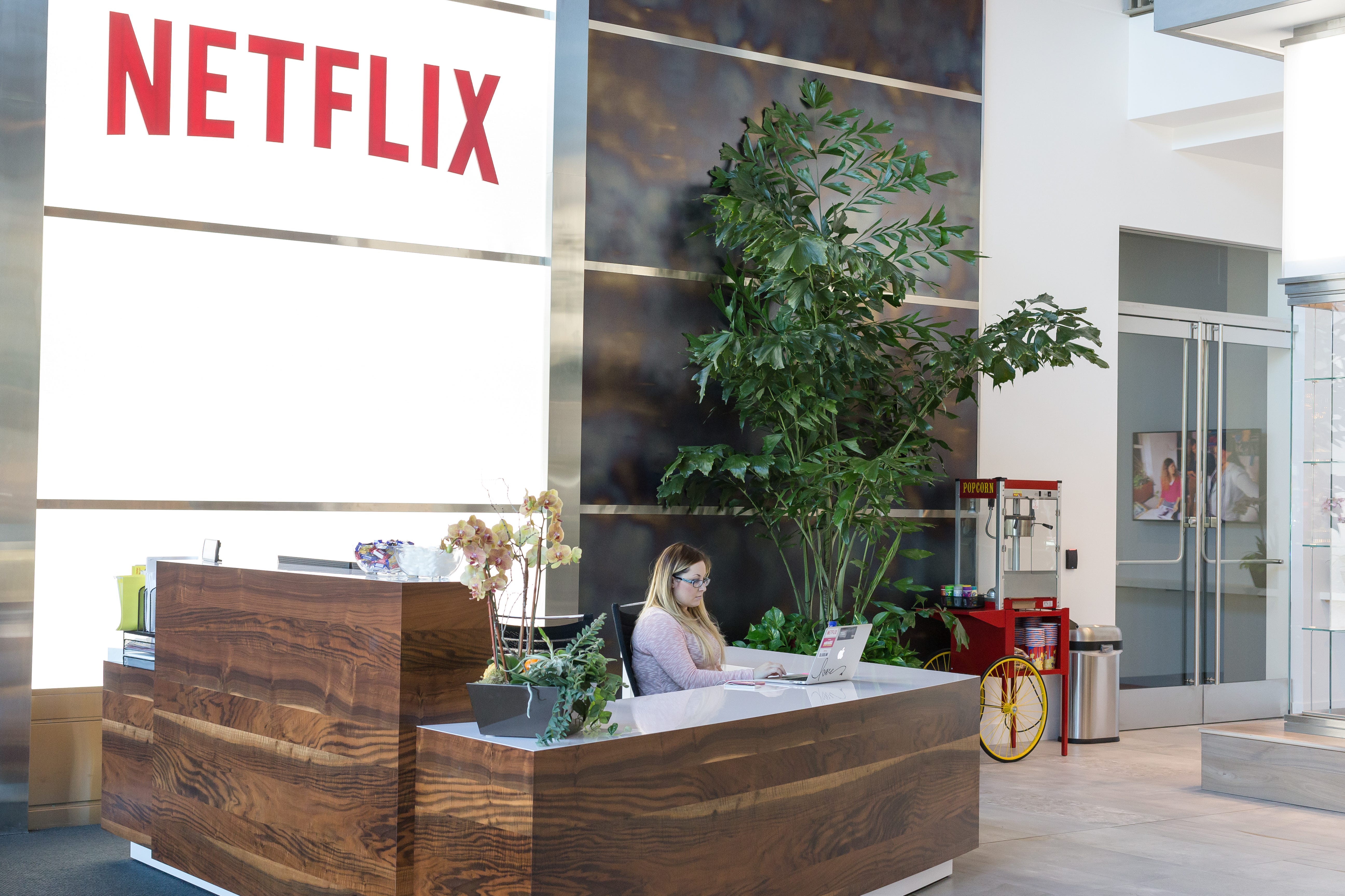 Netflix may start offering bonuses to actors, filmmakers