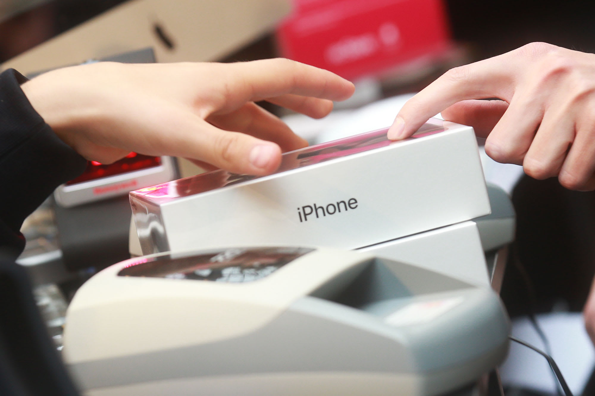 iPhone sales steady while global smartphone sales tank 20% in Q2