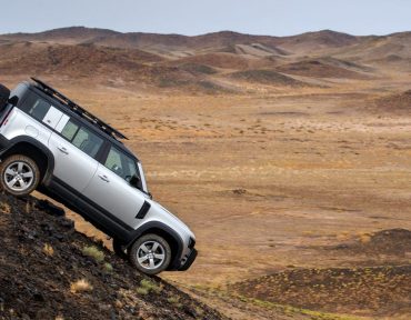 2020 Land Rover Defender challenges Wrangler, Bronco with new looks, tech