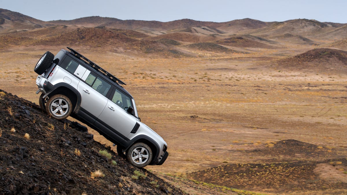 2020 Land Rover Defender challenges Wrangler, Bronco with new looks, tech