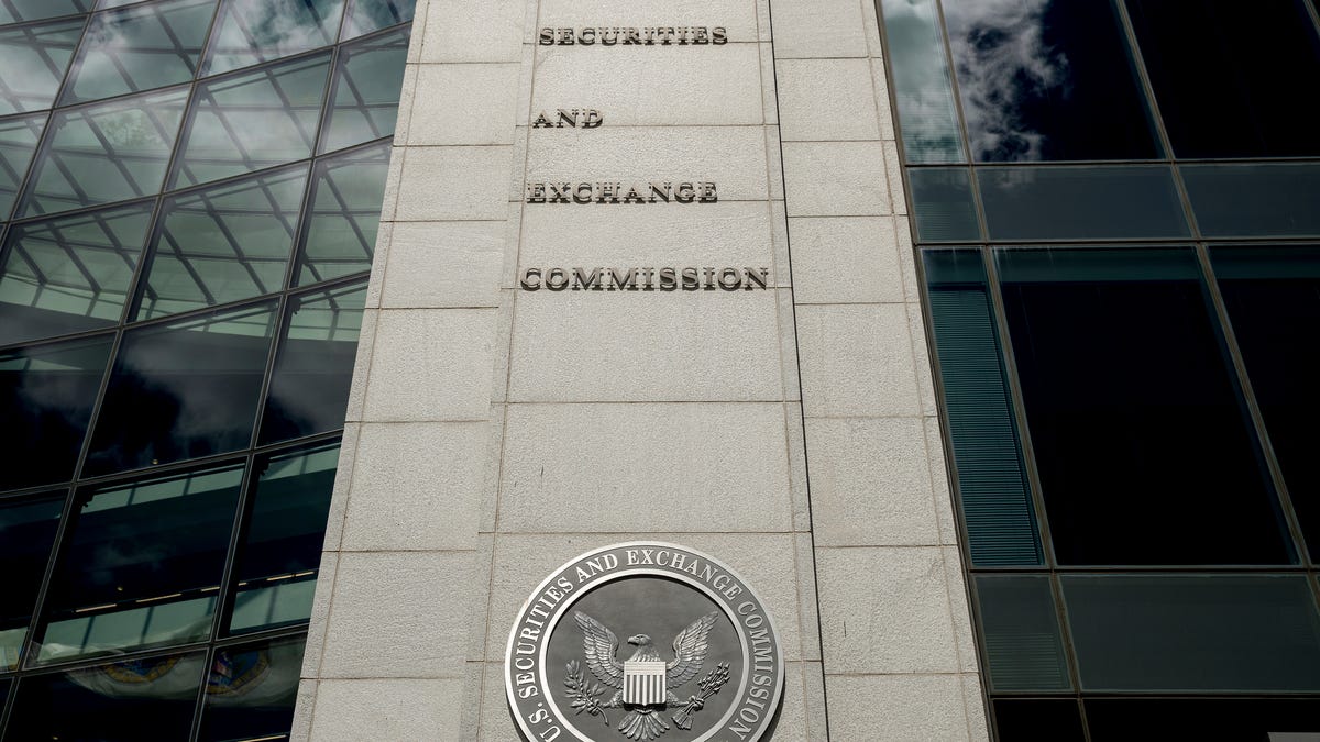 SEC warns of 'extreme market volatility,' will review activity as GameStop stock, Robinhood drama continues