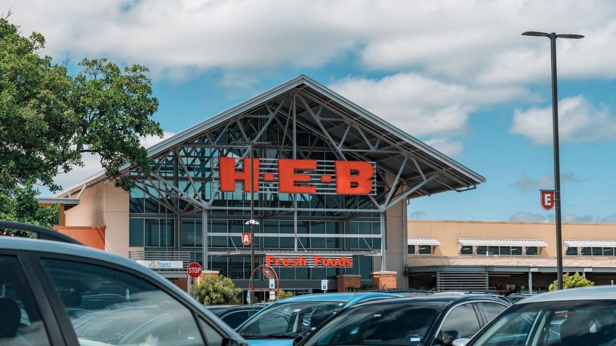When a busy H-E-B lost power, store told Texans gathering supplies to 'go ahead' without paying
